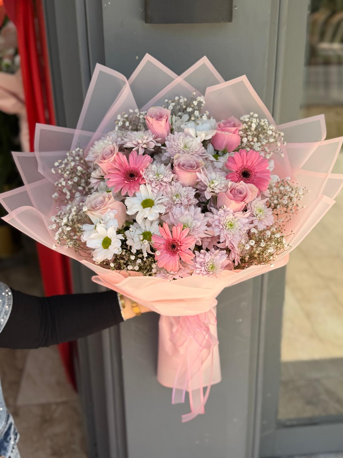 beyaz papatya ve pembe gül buket